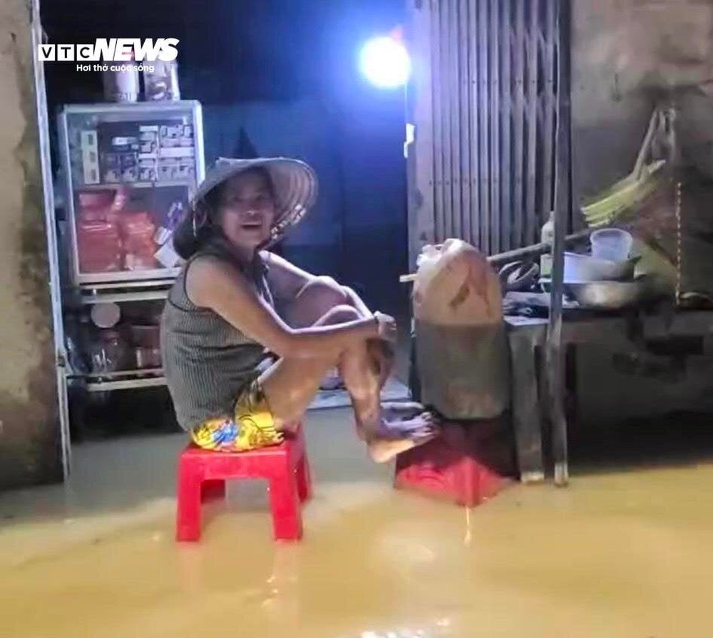 Phú Yên, Khánh Hòa: Người dân chạy lụt trong đêm, giao thông chia cắt - Ảnh 6.