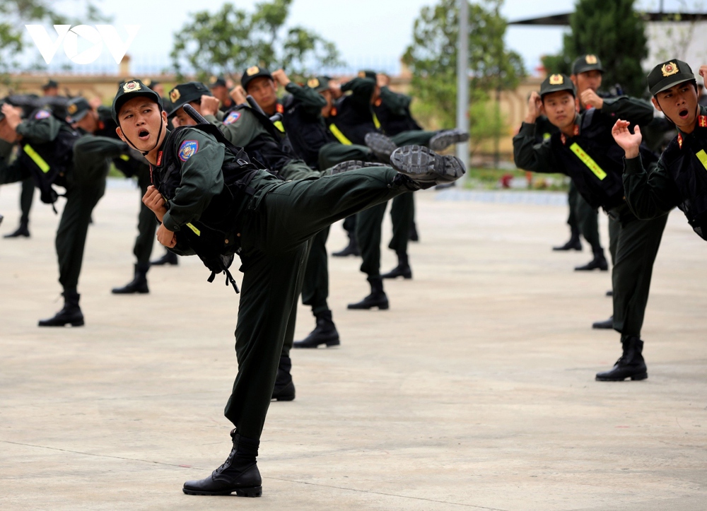 Màn trình diễn võ thuật của công an trại giam và cảnh sát cơ động - Ảnh 10.