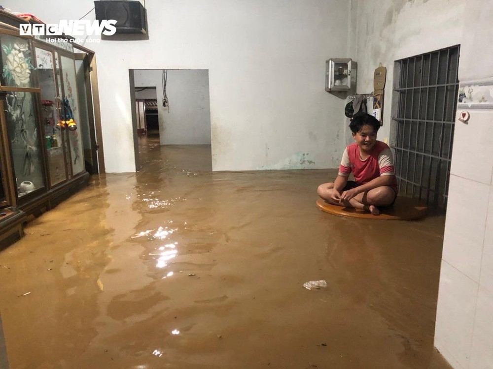 Phú Yên, Khánh Hòa: Người dân chạy lụt trong đêm, giao thông chia cắt - Ảnh 4.