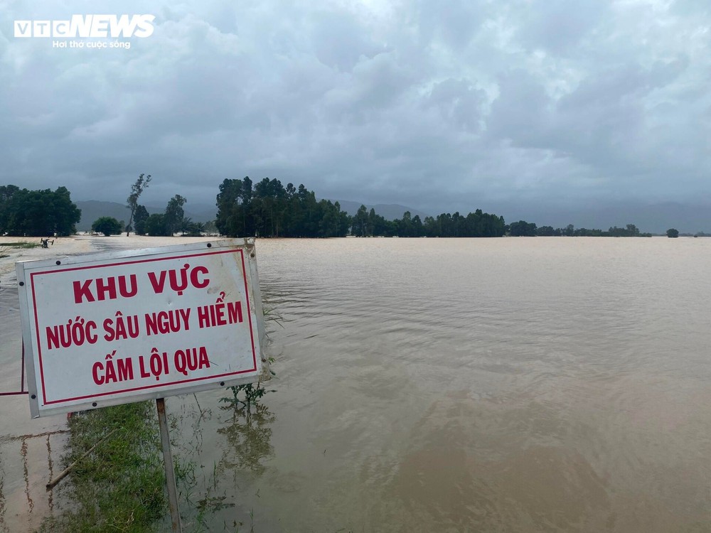 Phú Yên, Khánh Hòa: Người dân chạy lụt trong đêm, giao thông chia cắt - Ảnh 2.