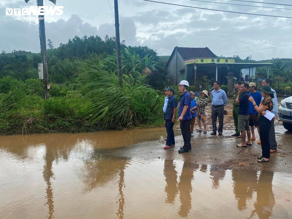 Phú Yên, Khánh Hòa: Người dân chạy lụt trong đêm, giao thông chia cắt - Ảnh 1.