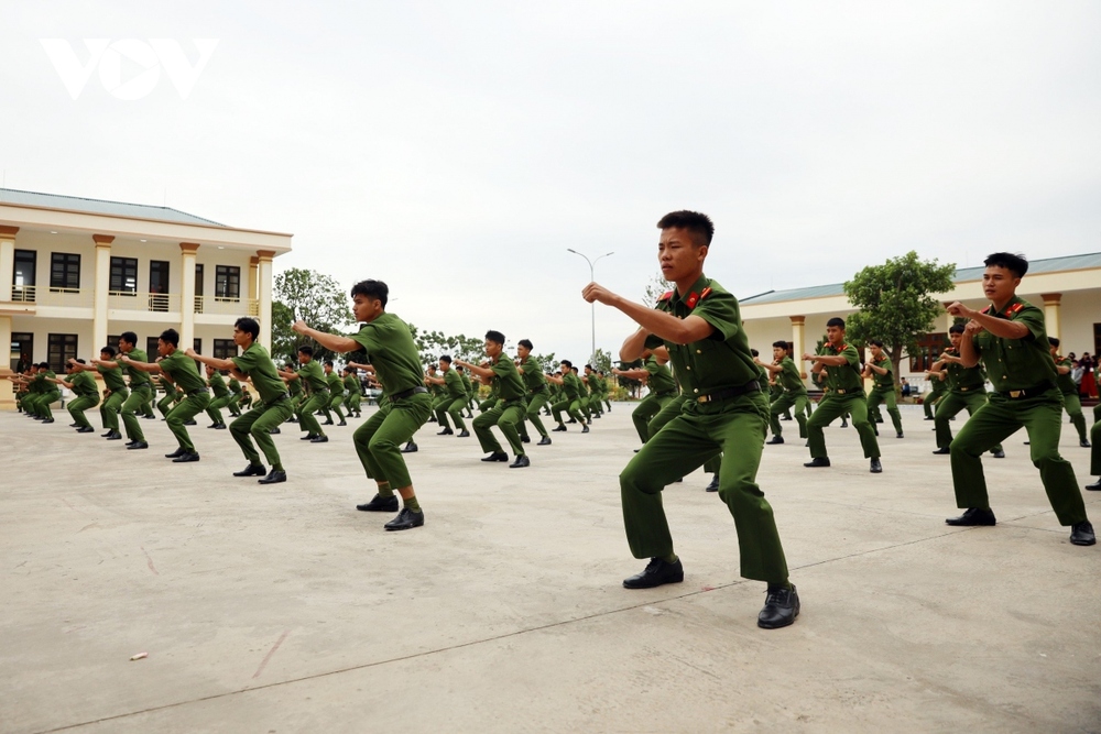 Màn trình diễn võ thuật của công an trại giam và cảnh sát cơ động - Ảnh 6.