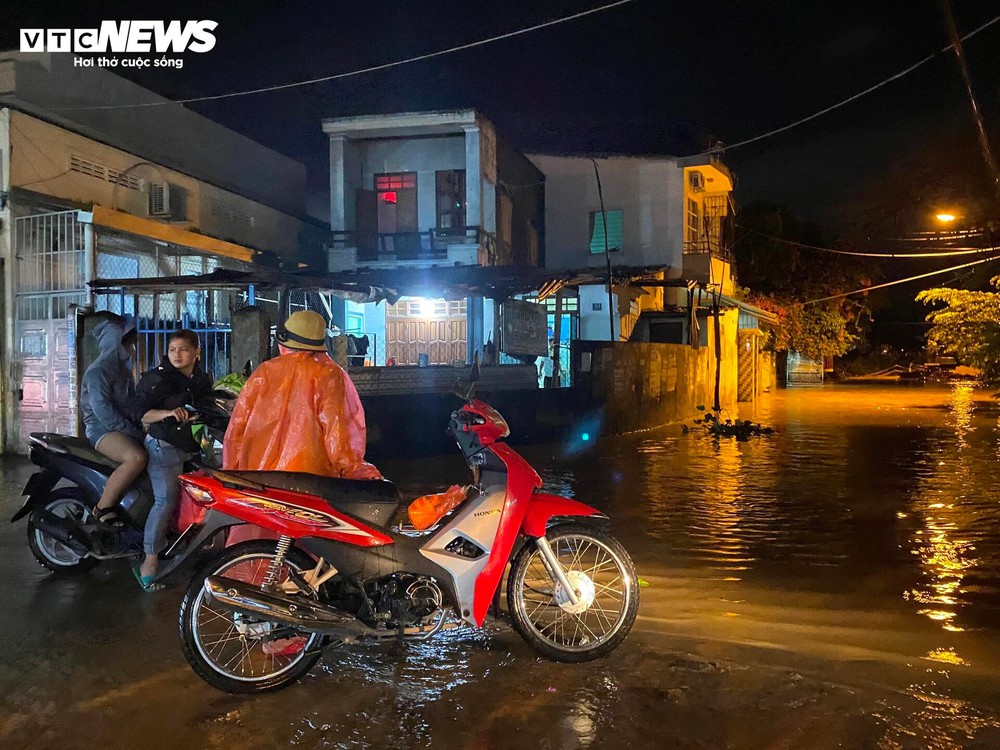 Phú Yên, Khánh Hòa: Người dân chạy lụt trong đêm, giao thông chia cắt - Ảnh 14.