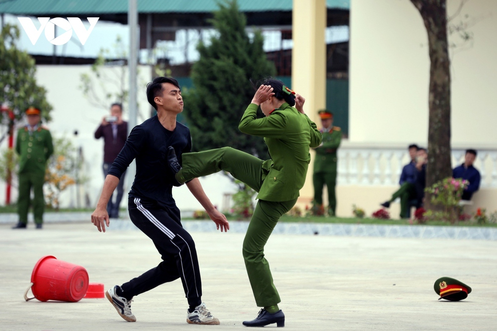 Màn trình diễn võ thuật của công an trại giam và cảnh sát cơ động - Ảnh 18.