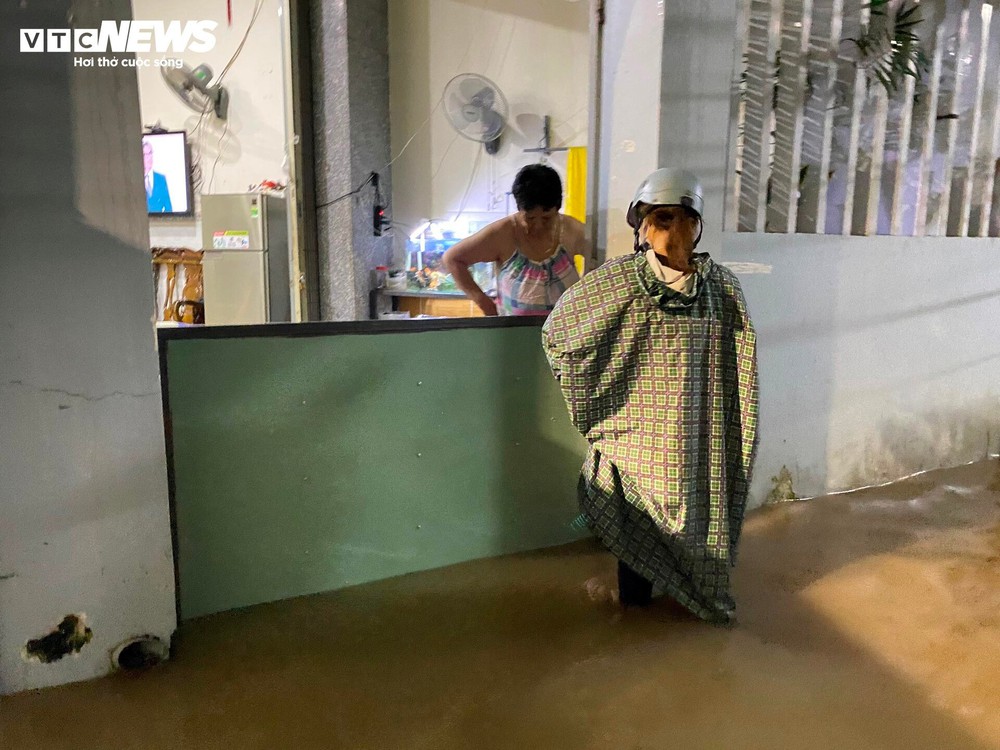 Phú Yên, Khánh Hòa: Người dân chạy lụt trong đêm, giao thông chia cắt - Ảnh 12.