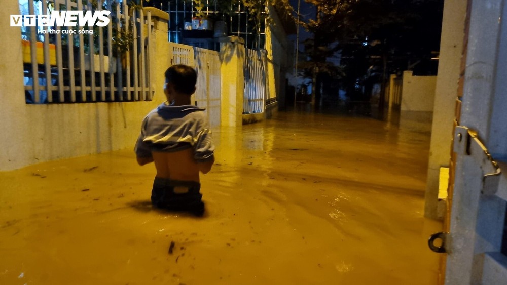 Phú Yên, Khánh Hòa: Người dân chạy lụt trong đêm, giao thông chia cắt - Ảnh 11.