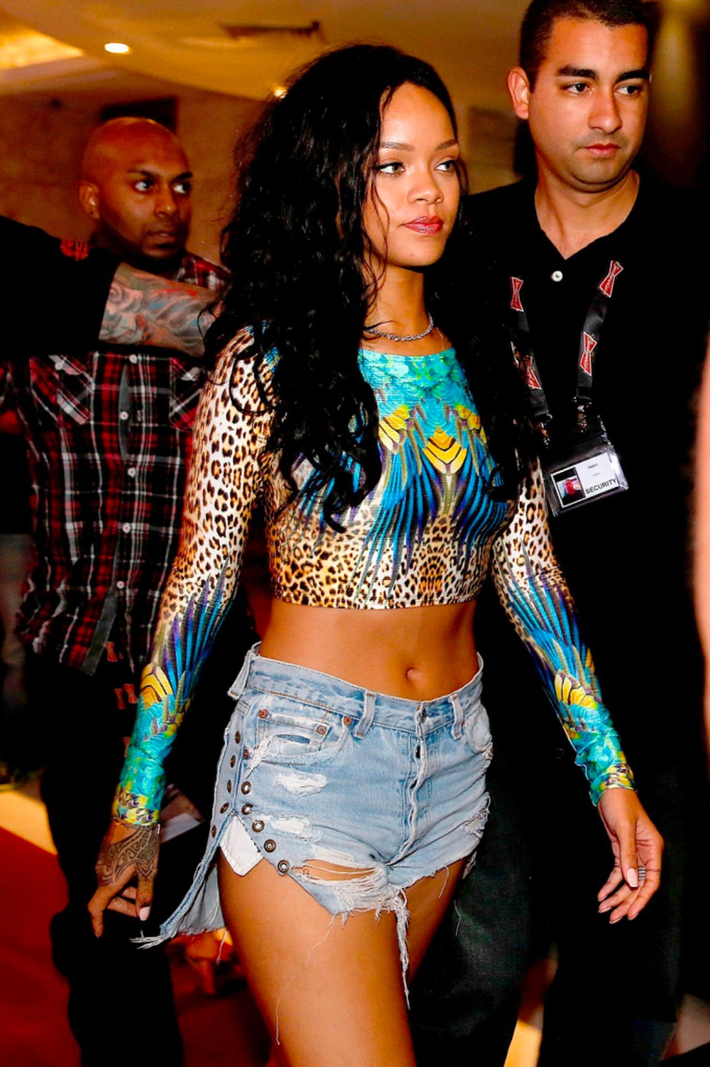 Rihanna có 1,4 tỷ đô nhưng vẫn mặc 1 chiếc quần suốt 10 năm, fan biết khen lấy khen để - Ảnh 3.