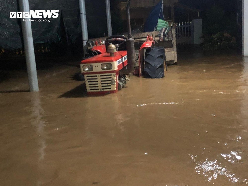Phú Yên, Khánh Hòa: Người dân chạy lụt trong đêm, giao thông chia cắt - Ảnh 8.