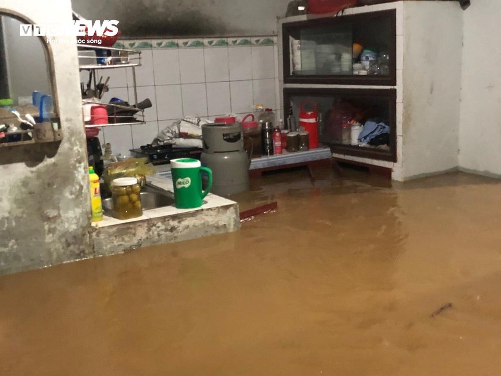 Phú Yên, Khánh Hòa: Người dân chạy lụt trong đêm, giao thông chia cắt - Ảnh 7.