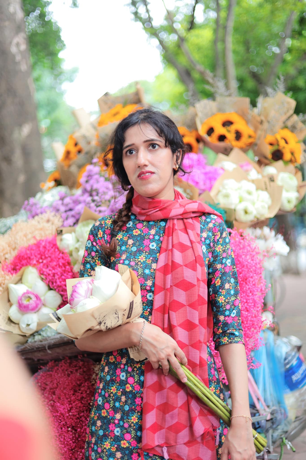 Cô gái Pakistan đến Hà Nội “đu trend” chụp ảnh xe hoa mùa Thu, hoá ra là người quen - Ảnh 2.