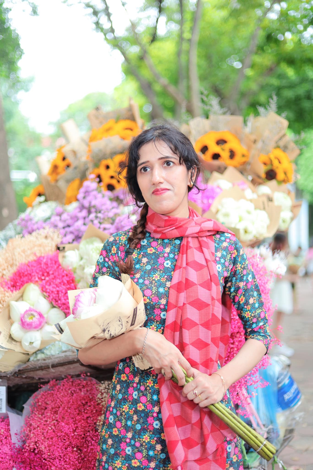 Cô gái Pakistan đến Hà Nội “đu trend” chụp ảnh xe hoa mùa Thu, hoá ra là người quen - Ảnh 1.