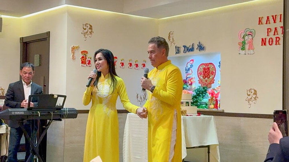 Ca sĩ Kavie Trần và bạn trai mặc áo dài trong lễ đính hôn tại Mỹ - Ảnh 1.
