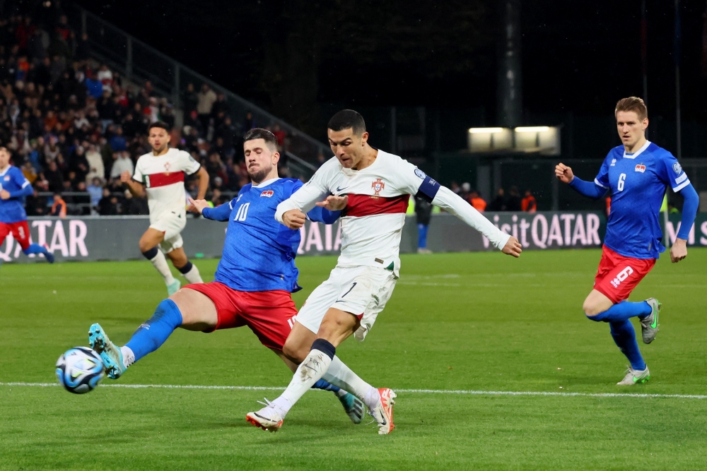 Ronaldo ghi bàn, Bồ Đào Nha nối dài mạch toàn thắng ở vòng loại EURO 2024 - Ảnh 4.