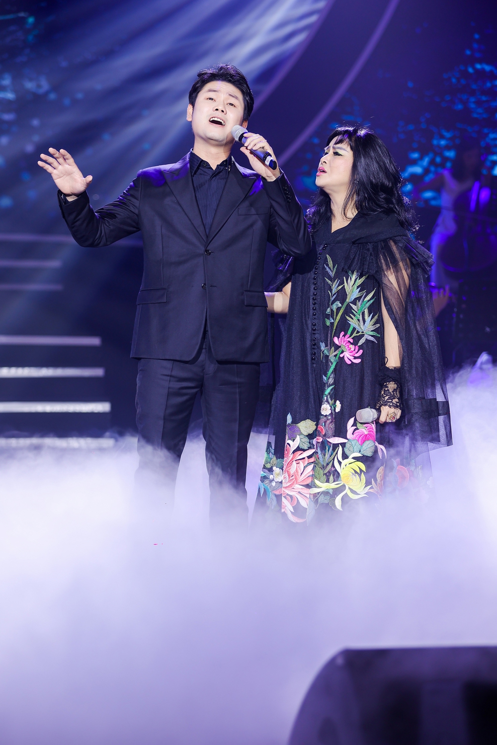 NSND Quang Thọ, NSND Quốc Hưng khoe giọng đỉnh cao cùng dàn ca sĩ nổi tiếng trong liveshow Mùa thu vàng - Ảnh 7.