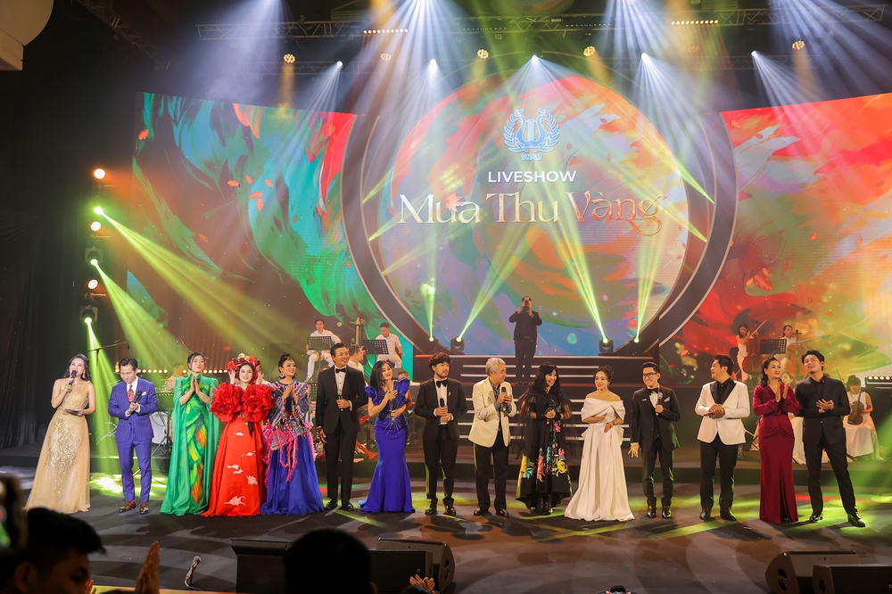 NSND Quang Thọ, NSND Quốc Hưng khoe giọng đỉnh cao cùng dàn ca sĩ nổi tiếng trong liveshow Mùa thu vàng - Ảnh 1.