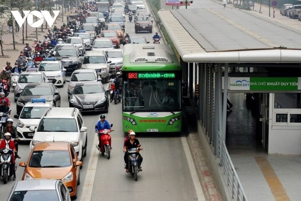 Đề xuất thay buýt nhanh BRT trên đường Lê Văn Lương thành đường sắt - Ảnh 1.