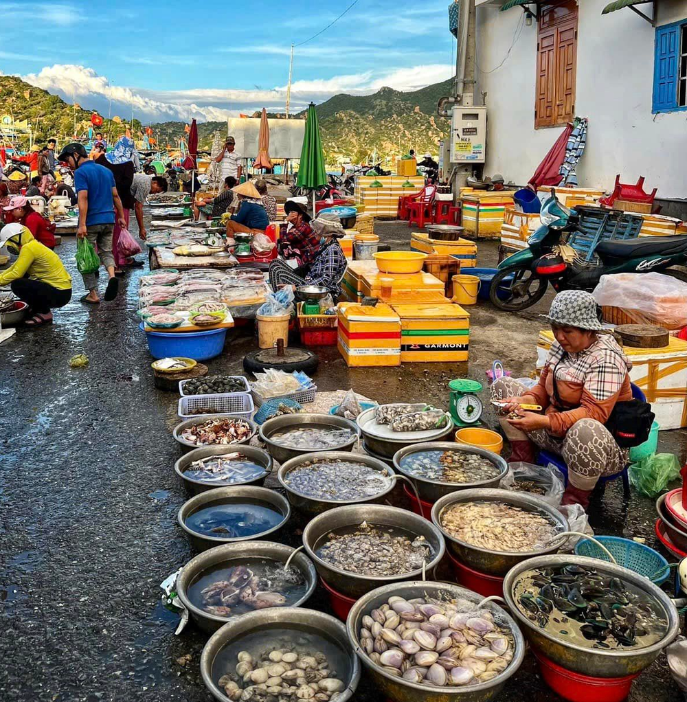 Ninh Thuận có duy nhất khu chợ trăm tuổi và người dân chỉ mẹo chọn hải sản ngon rẻ tại đây - Ảnh 7.