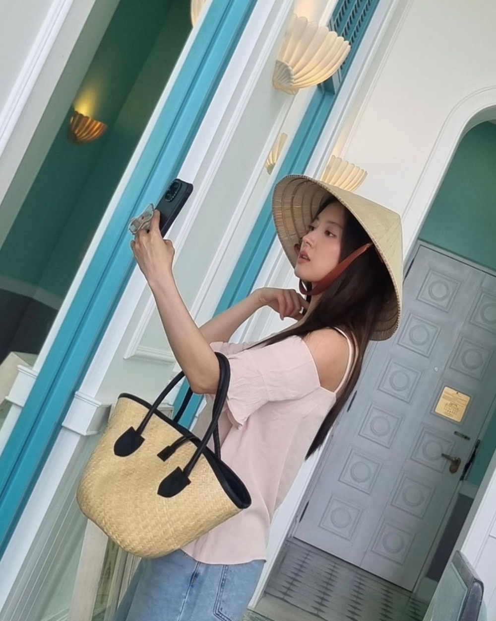 Nữ diễn viên Cổ Tay Áo Màu Đỏ đội nón lá, khoe visual xinh đẹp khi vi vu Phú Quốc - Ảnh 2.