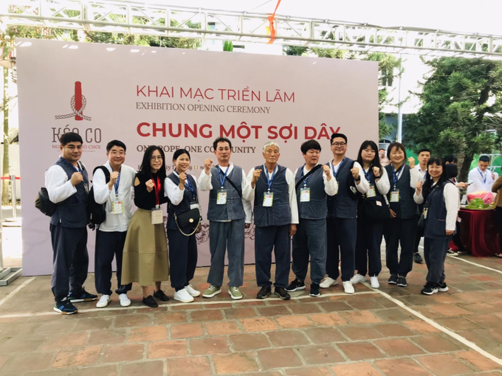 Khai mạc triển lãm Chung một sợi dây - Ảnh 1.