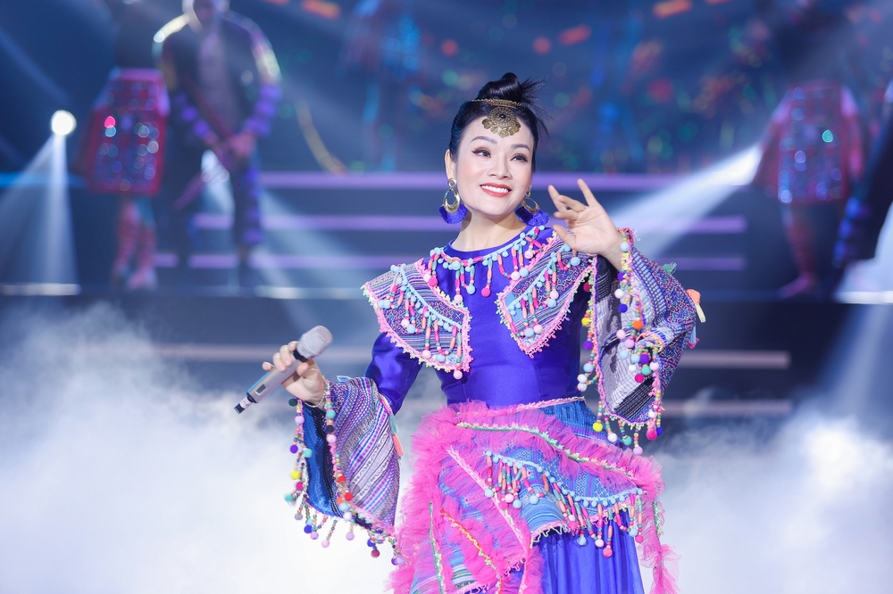 NSND Quang Thọ, NSND Quốc Hưng khoe giọng đỉnh cao cùng dàn ca sĩ nổi tiếng trong liveshow Mùa thu vàng - Ảnh 5.