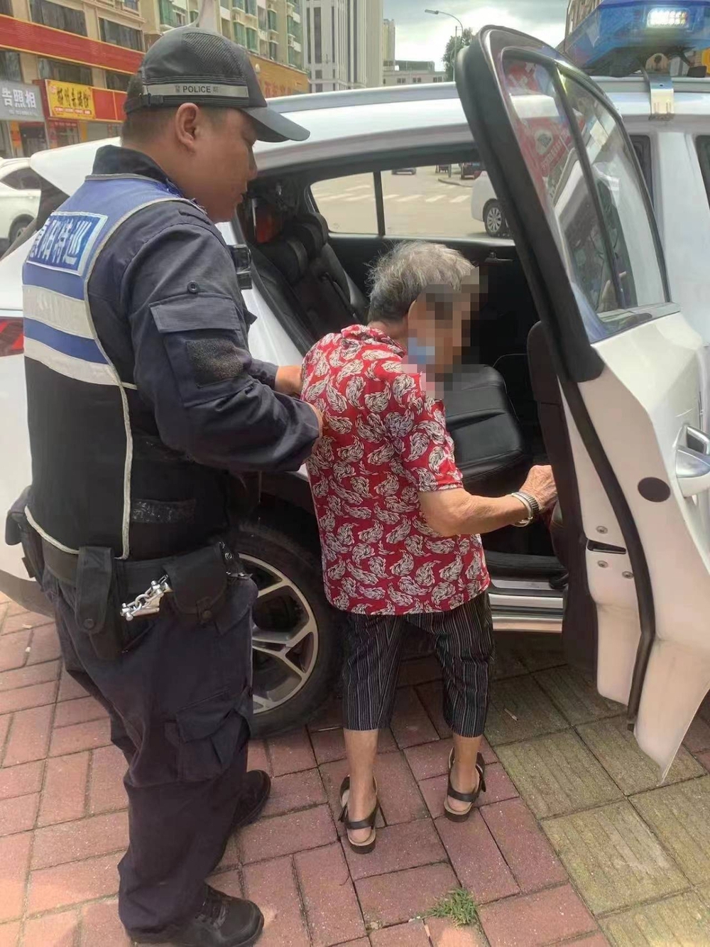 Thấy bà cụ 77 tuổi ở 1 mình có biểu hiện bất thường, 2 ngày không ra khỏi nhà, hàng xóm liền báo cảnh sát, thành công vạch trần vụ lừa đảo hơn 1,6 tỷ đồng - Ảnh 3.