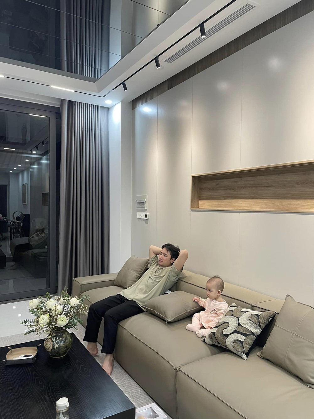 Vợ chồng Phan Mạnh Quỳnh khoe căn nhà 3 tầng mới xây: Tự tay chọn từng viên gạch, không gian khang trang xịn xò - Ảnh 1.