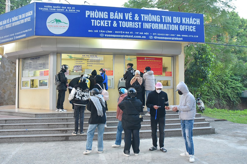 Giới trẻ nô nức check-in thiên đường hoa dã quỳ ở Ba Vì - Ảnh 2.