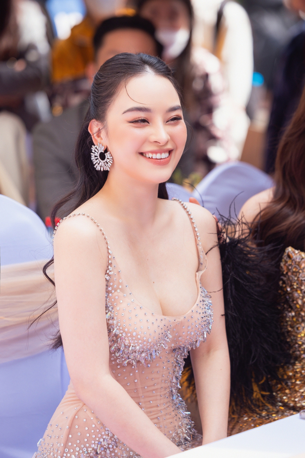 Hoa hậu Đỗ Thị Hà khoe chân dài, vai trần, chính thức lấn sân vào thương trường - Ảnh 5.