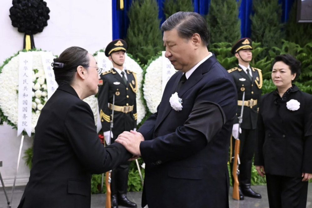 Chủ tịch Trung Quốc Tập Cận Bình viếng cựu Thủ tướng Lý Khắc Cường - Ảnh 1.