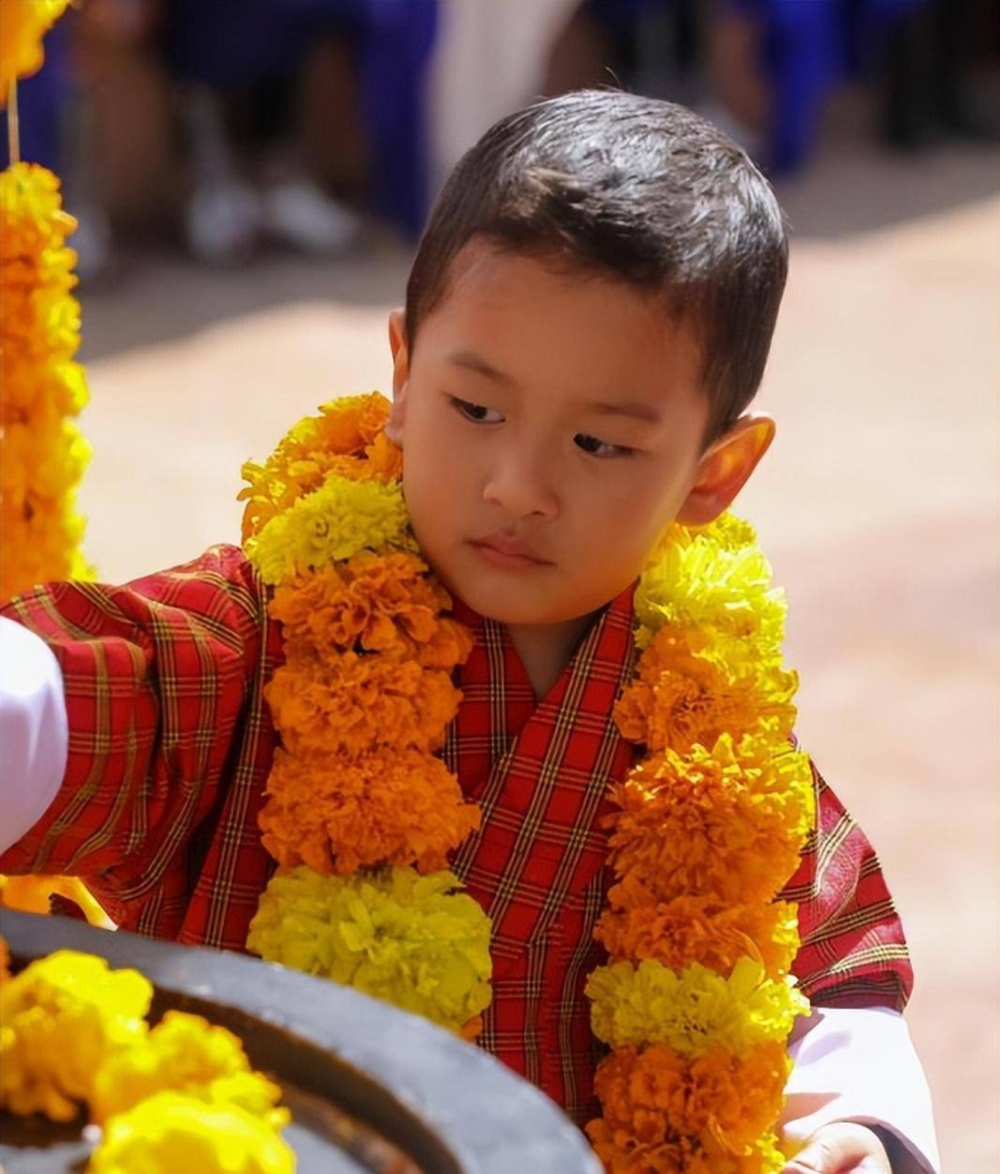 Hoàng hậu vạn người mê của Bhutan lộ diện sau khi hạ sinh công chúa, nhan sắc hiện tại khiến ai cũng bất ngờ - Ảnh 7.