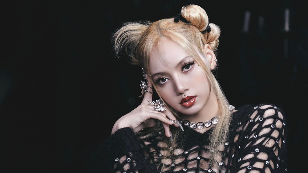 Hậu quả nghiêm trọng mà Lisa (BlackPink) khó lường sau khi diễn thoát y - Ảnh 1.