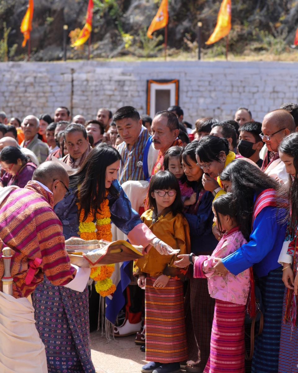 Hoàng hậu vạn người mê của Bhutan lộ diện sau khi hạ sinh công chúa, nhan sắc hiện tại khiến ai cũng bất ngờ - Ảnh 5.