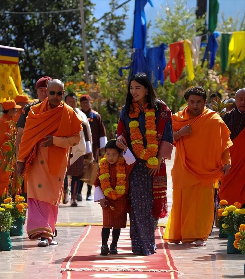 Hoàng hậu vạn người mê của Bhutan lộ diện sau khi hạ sinh công chúa, nhan sắc hiện tại khiến ai cũng bất ngờ - Ảnh 3.