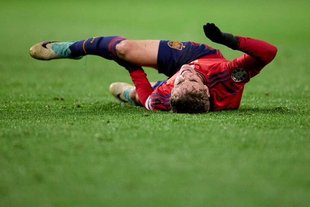 Đỡ bóng cũng chấn thương nặng, sao trẻ Barcelona khóc nức nở - Ảnh 2.
