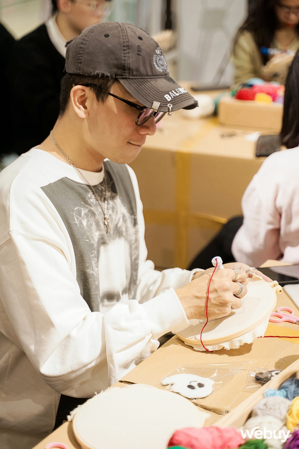 Giới trẻ Hà Nội thích thú nhập hội “Iu Vĩbe”, tự làm ốp lưng len thêu tay và in áo với Galaxy Z Flip5 - Ảnh 16.