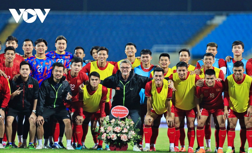 ĐT Việt Nam tri ân HLV Troussier trước trận đấu với ĐT Iraq - Ảnh 3.