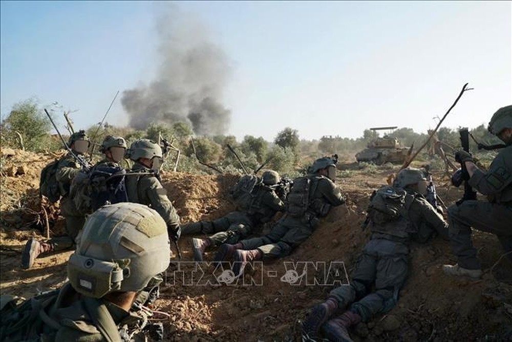 Hezbollah sử dụng UAV, đạn pháo và tên lửa tấn công các vị trí của quân đội Israel - Ảnh 1.