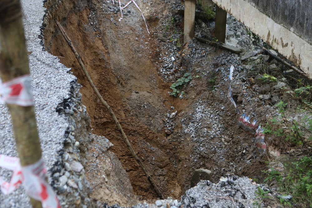 Xuất hiện hố tử thần sâu gần 10m ở Hà Tĩnh - Ảnh 4.