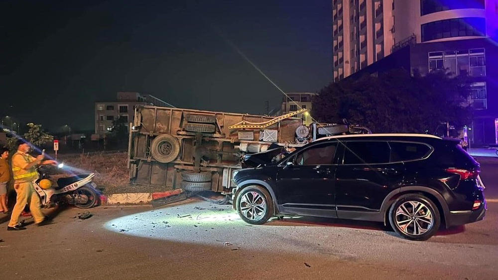 Đằng sau những bức ảnh TNGT: Hyundai SantaFe đâm lật xe tải ở giao lộ - Ảnh 1.