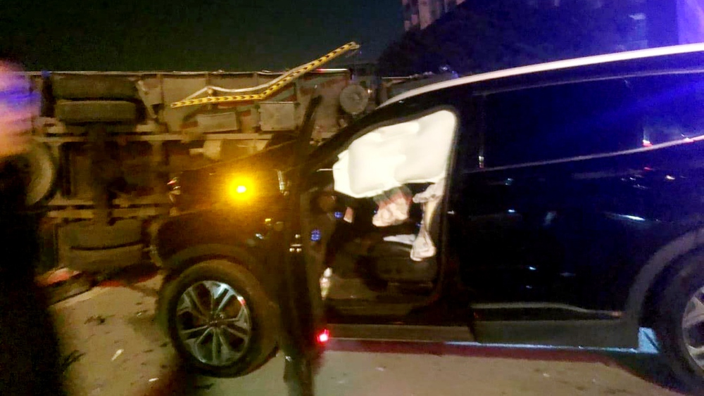 Đằng sau những bức ảnh TNGT: Hyundai SantaFe đâm lật xe tải ở giao lộ - Ảnh 9.