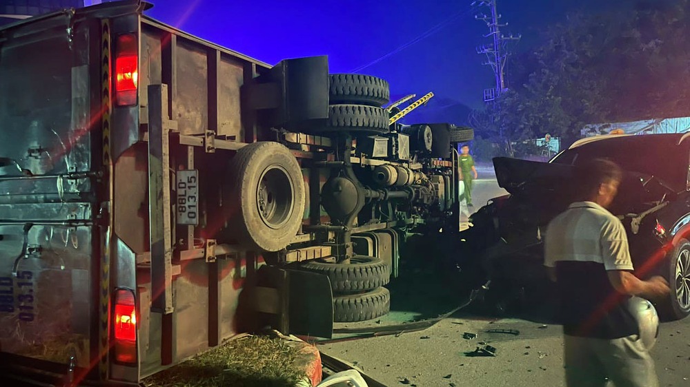 Đằng sau những bức ảnh TNGT: Hyundai SantaFe đâm lật xe tải ở giao lộ - Ảnh 4.