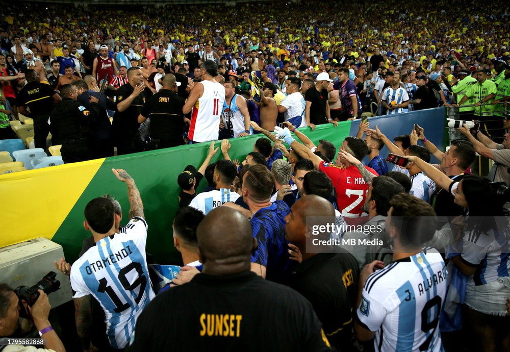 Messi rơi vào tình thế hiếm gặp, Argentina quật ngã Brazil sau màu đấu võ đầy kịch tính - Ảnh 1.