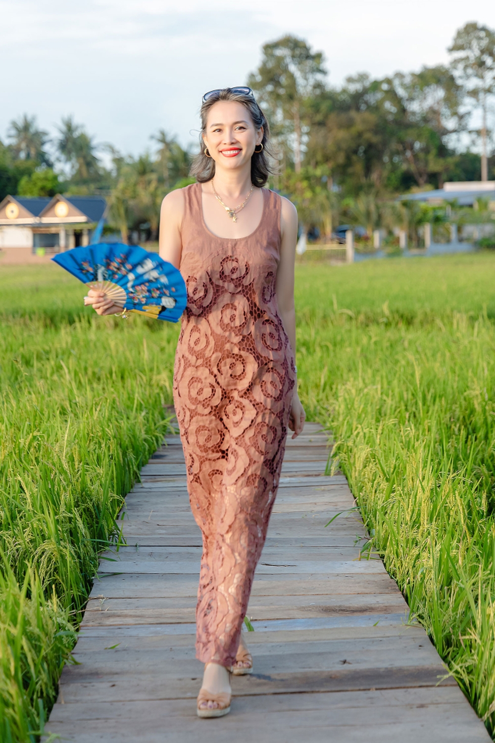 Hoa hậu Việt độc lạ bậc nhất: U50 đầu đầy tóc bạc vẫn đẹp quyến rũ, bỏ showbiz làm nông dân tại Mỹ - Ảnh 8.