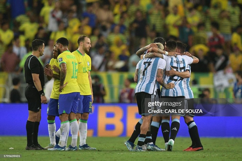 Messi rơi vào tình thế hiếm gặp, Argentina quật ngã Brazil sau màu đấu võ đầy kịch tính - Ảnh 7.