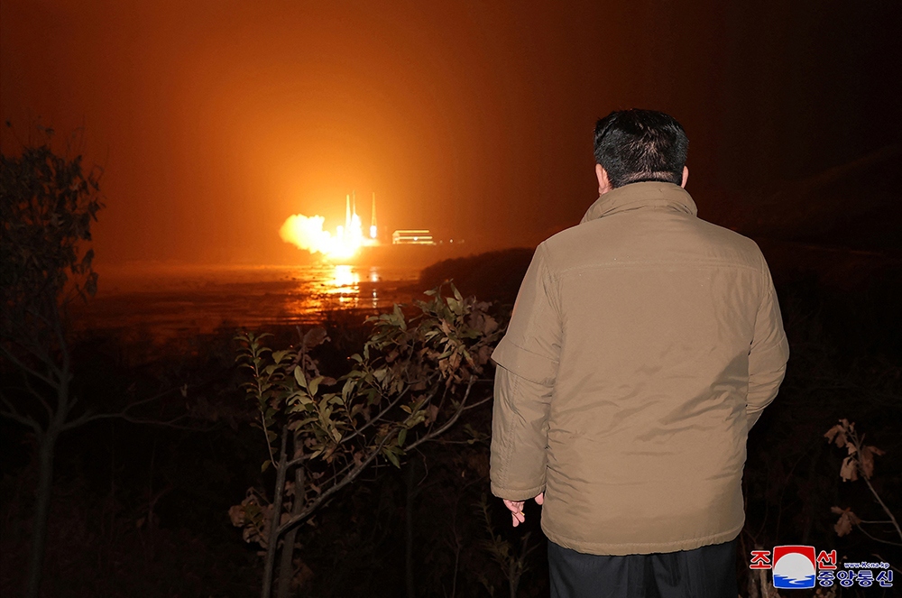 Bán đảo Triều Tiên dậy sóng sau vụ phóng vệ tinh trinh sát của Bình Nhưỡng - Ảnh 1.