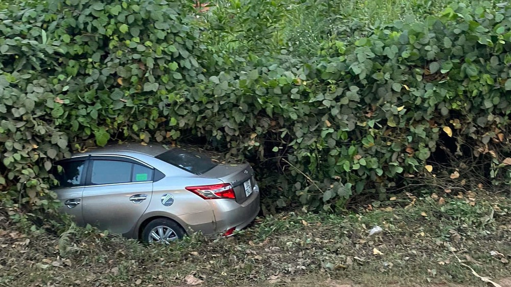 Đằng sau những bức Ảnh TNGT: Mất lái, Toyota Vios chui tọt vào lùm cây - Ảnh 4.