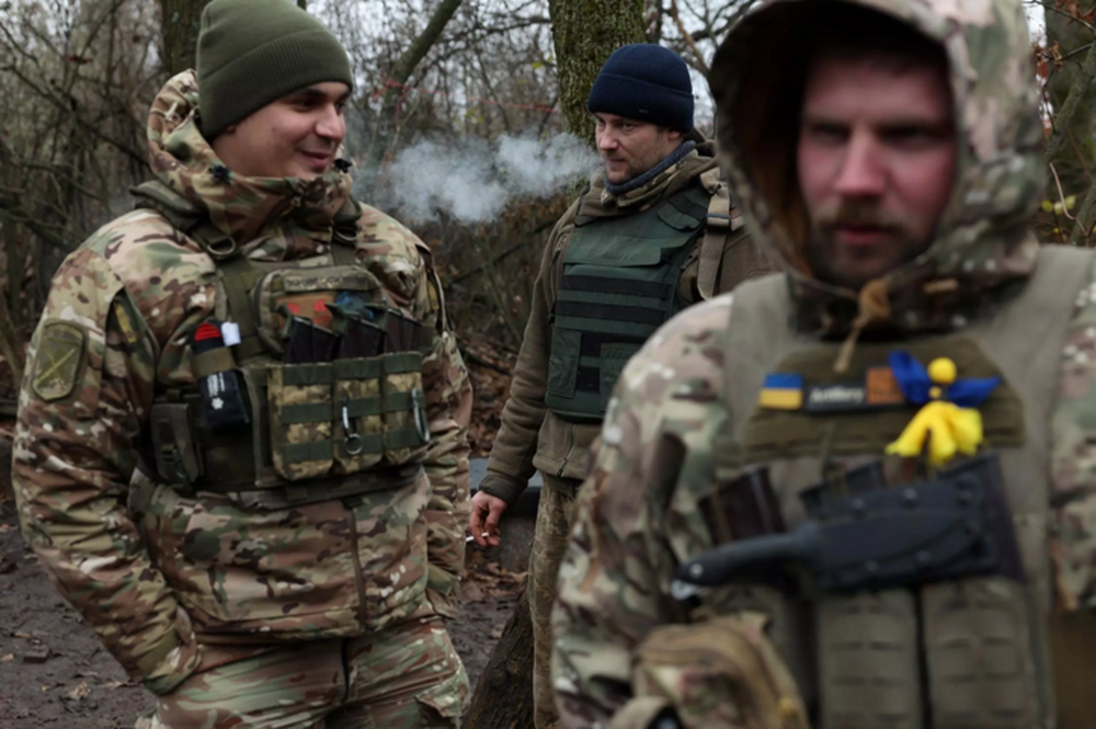 Xung đột Ukraine bước vào mùa đông thứ 2, binh sĩ khổ sở vì nạn chuột và giá rét - Ảnh 1.