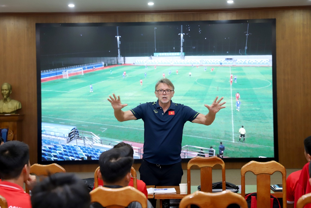 HLV Troussier làm điều đặc biệt sau trận ĐT Việt Nam 0-1 ĐT Iraq - Ảnh 2.