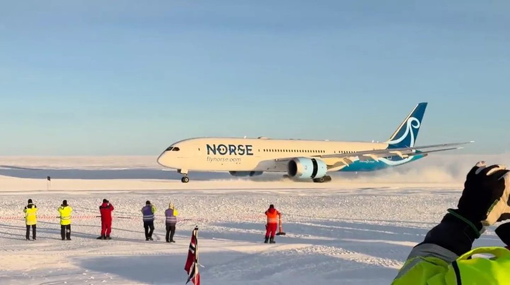 Video máy bay lớn nhất hạ cánh xuống Nam Cực - Ảnh 1.