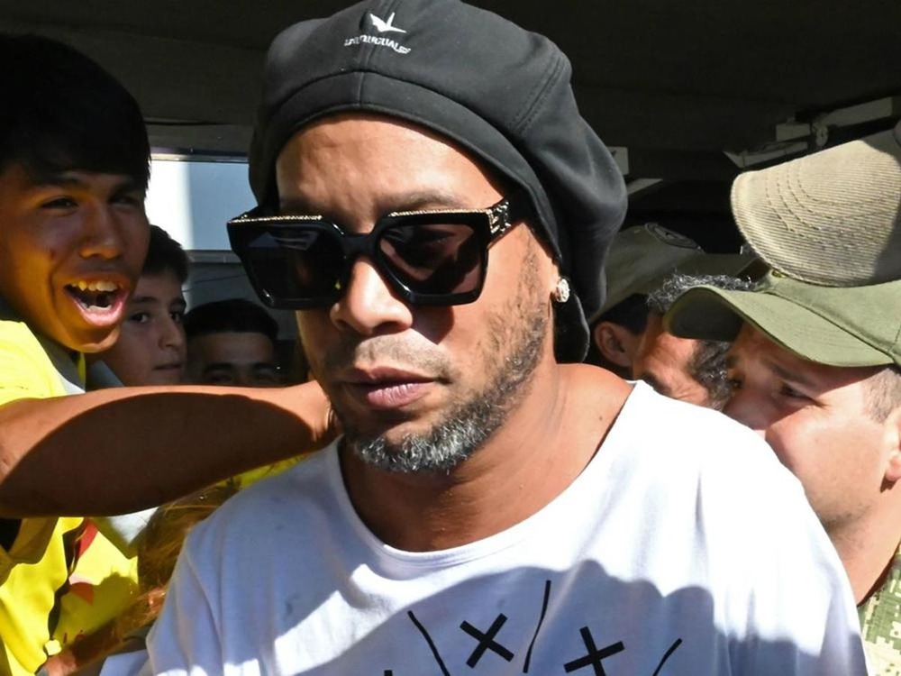 Tài khoản ngân hàng trắng xoá, Ronaldinho bị doạ tịch thu nhà vì nợ nần chồng chất - Ảnh 1.
